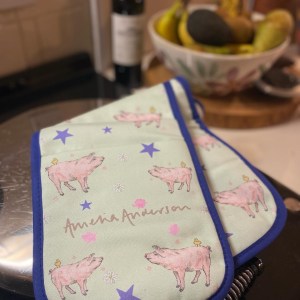 Piggy oven gloves