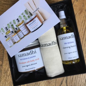 Ayurveda Giftbox with Tri-dosha Cleansing Oil, Himalayan Salt Body Scrub and an Organic Cotton Muslin Face cloth