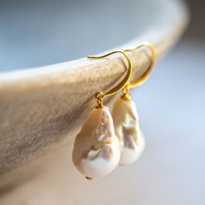Baroque pearl earrings