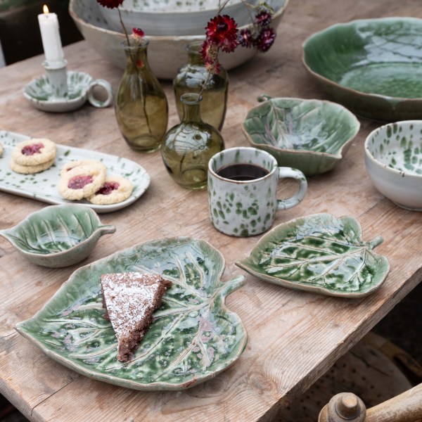 Manda Leaf-design Decorative Serving Saucers (pair)