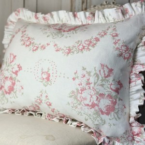 Bees oblong frilled cushion