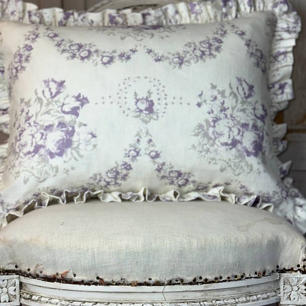 Bees lilac large oblong frilled cushion