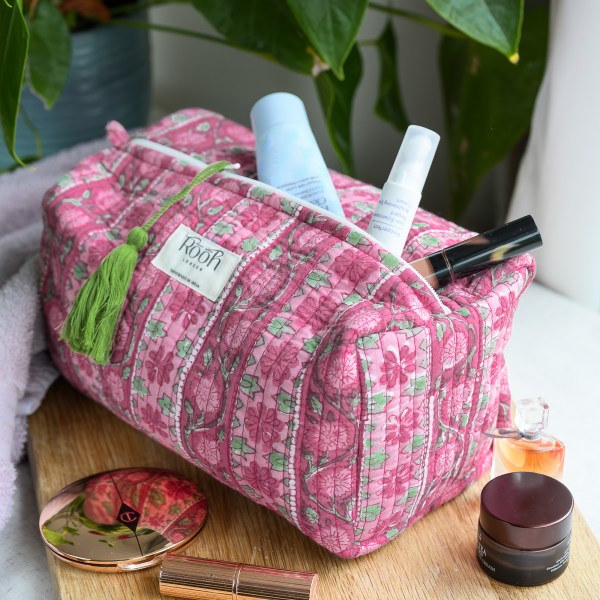 DUSTY ROSE FLORAL QUILTED WASHBAG