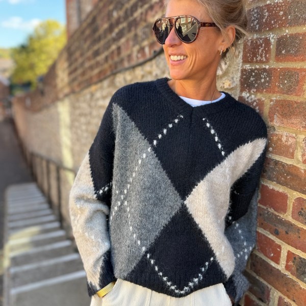 https://www.misha-uk.com/products/harwood-navy-knit