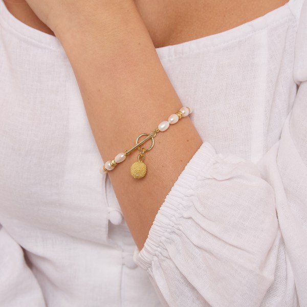 Credo white cultured freshwater pearl bracelet with gold hematite beads & a ribbed gold vermeil charm